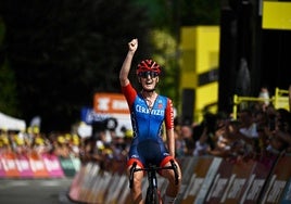 Cédrine Kerbaol celebra la victoria en la sexta etapa del Tour.