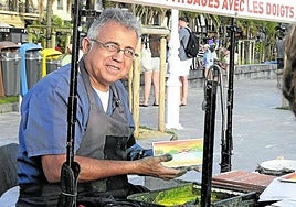 Víctor Omar Torres en su «oficina», que coloca en el paseo de La Concha cada año desde 2002.