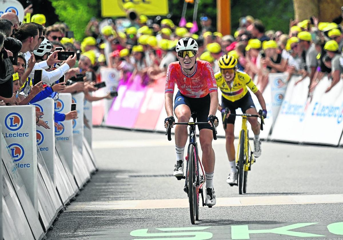 Demi Vollering cruza la meta de Le Grand-Bornand por delante de la líder, Katarzyna Niewiadoma.