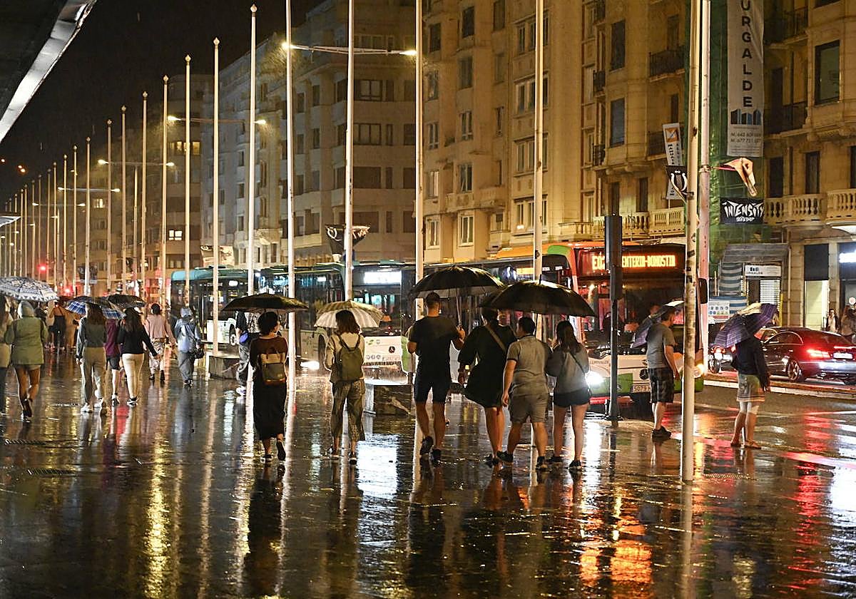 La noche de la víspera de la Virgen fue uno de los más concurridos a pesar de la lluvia.