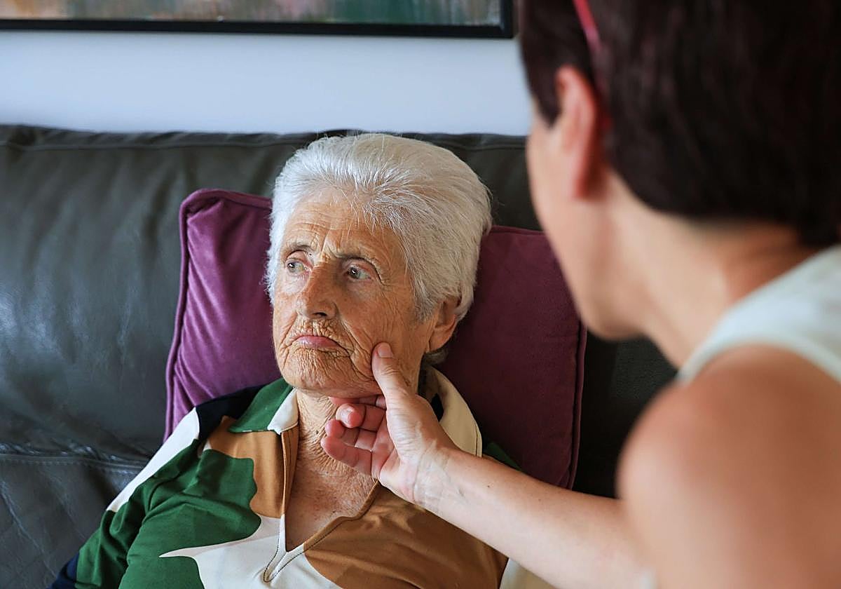 Margot acaricia a su madre,