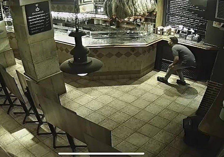 Momento del robo en el bar Gandarias de San Sebastián.