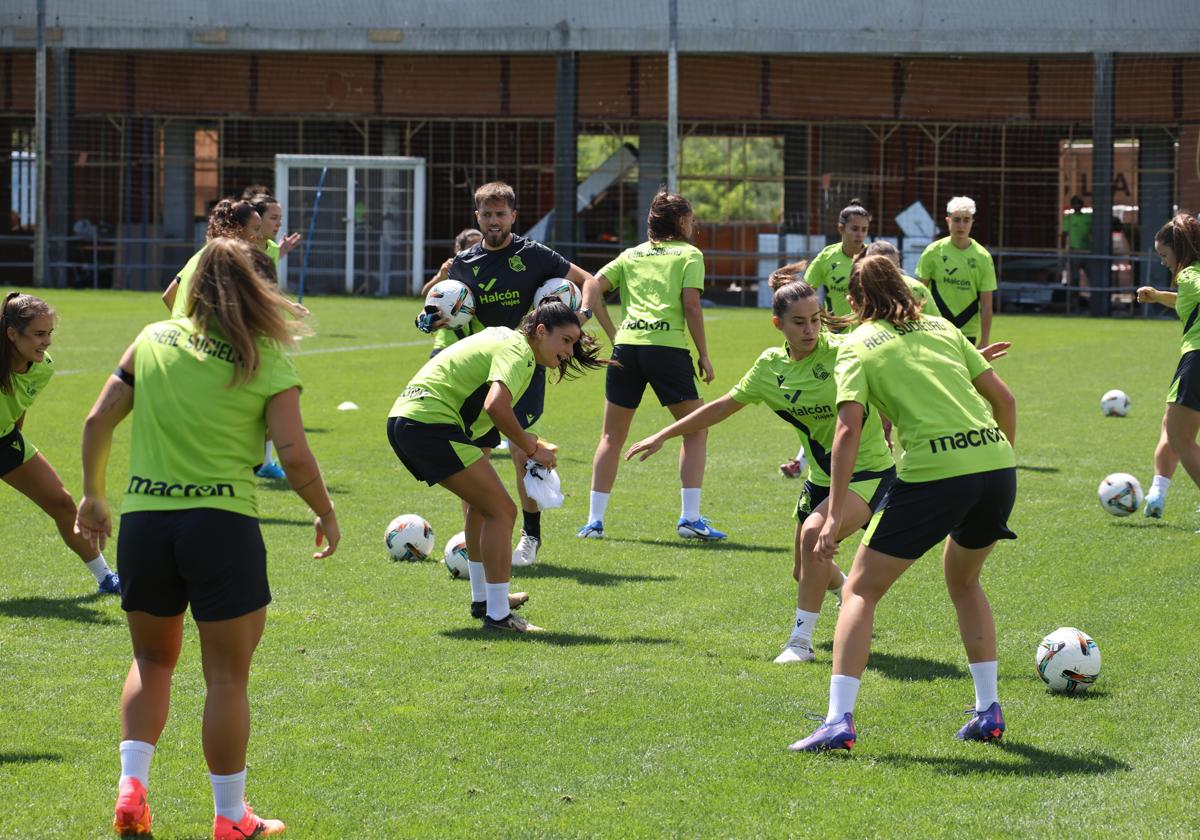 Las jugadoras txuri-urdin, en un entrenamiento en el Z7.