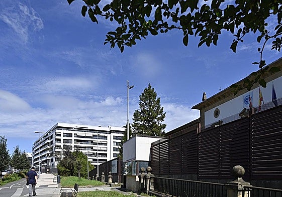 La mujer salió corriendo de su casa con su bebé en brazos y se dirigió a pedir ayuda a los agentes que vigilan desde la garita la entrada de la cárcel de Martutene, la cual se ve en medio de la imagen.