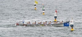 Donostiarra llega a meta subida en la ola para llevarse la Ikurriña de Zarautz el domingo.