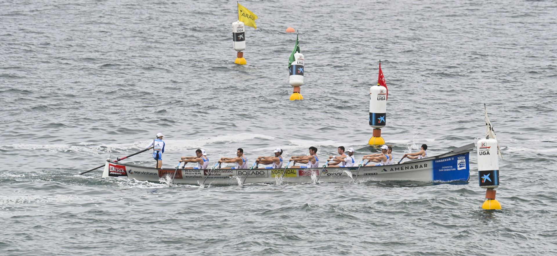 Donostiarra llega a meta subida en la ola para llevarse la Ikurriña de Zarautz el domingo.