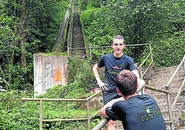 Dos de los miembros del equipo en el comienzo de las escaleras.