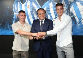 Jokin Aperribay, escoltado este lunes por Sergio Gómez y Luka Sucic, últimos fichajes de la Real Sociedad.