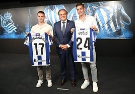Sergio Gómez y Luka Sucic acompañados por Jokin Aperribay durante su presentación.