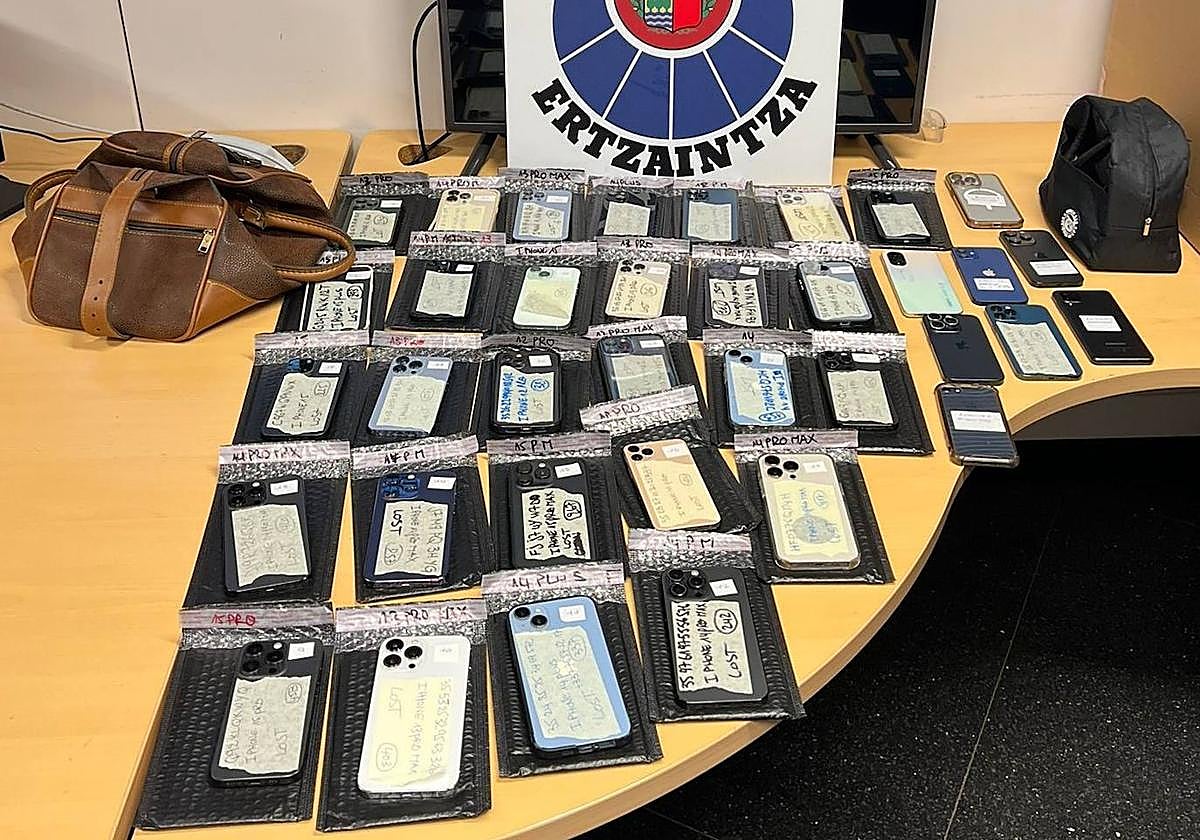 Una imagen de los 36 móviles robados interceptados.