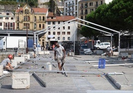 Trabajadores desmontan en el Muelle una de las carpas preparadas para la Aste Nagusia.