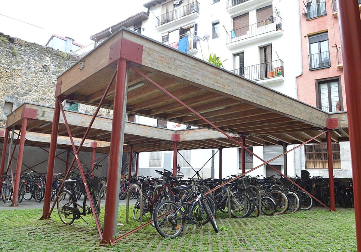 Se cambiará el sistema de aparcamiento de bicis en el patio Belena.