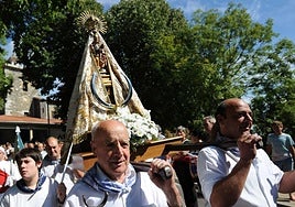 Procesión con la imagen de la virgen de Arrate, la fiesta con más tradición de las que rodean el santuario.