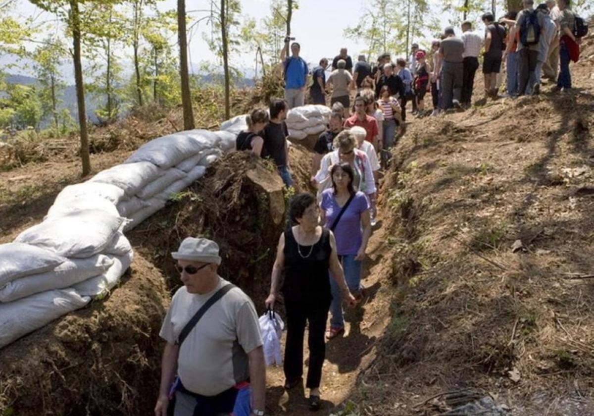 Visita guiada por las trincheras de Intxorta.