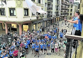 Irabazitako bandera astindu zuten udaletxeko balkoitik zaleen txalo artean.