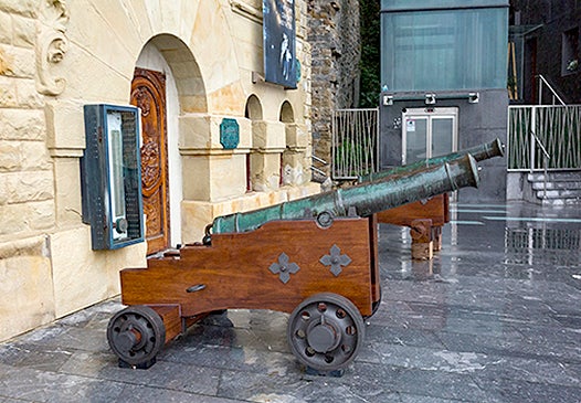 Cañón del GPO ante el Aquarium.
