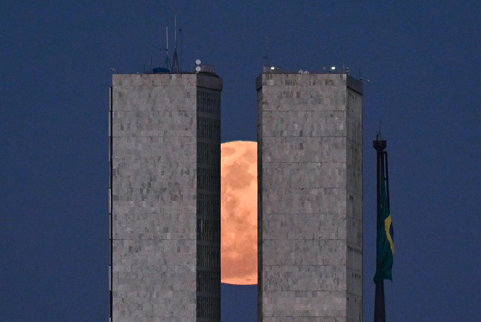 Fotografía de la superluna azul detrás del Congreso Nacional este lunes, en Brasilia (Brasil)