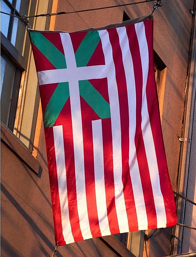 La bandera colgada en el edificio La Nacional de Nueva York.