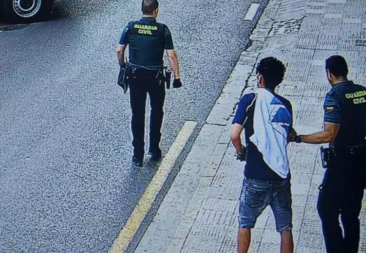 La Guardia Civil traslada al juzgado a uno de los detenidos