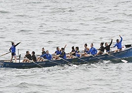 Las integrantes de la trainera del TAK Oria celebran su éxito tras su gran actuación el domingo en la regata de Zarautz.