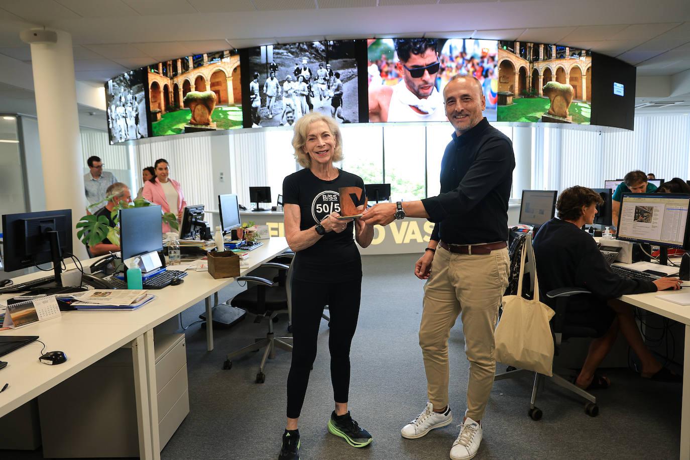 Kathrine Switzer, la primera mujer en correr y finalizar la Maratón de Boston, visita DV