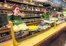Bandejas de pintxos protegidas por vitrinas, ayer en el Sirimiri Gastroleku de la calle Mayor de la Parte Vieja.