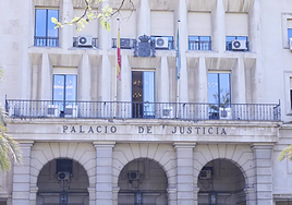 Fachada principal de la Audiencia Provincial de Sevilla.
