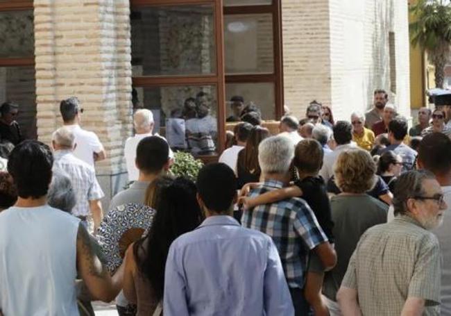 Numerosos ciudadanos han acudido al funeral.