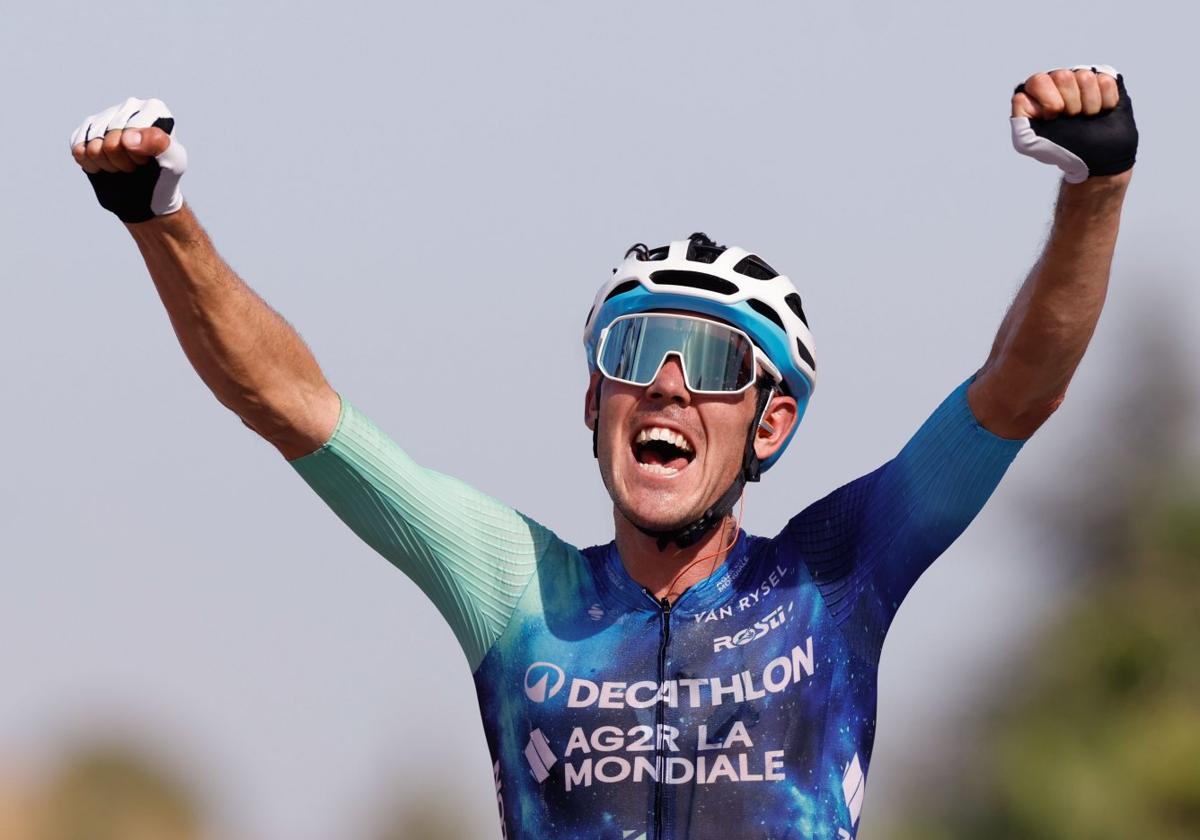 Ben O'Connor celebra su victoria en el alto de Las Abejas, en Yunquera. Tras una magnífica escapada de 120 kilómetros, el australiano es el nuevo líder de la Vuelta.