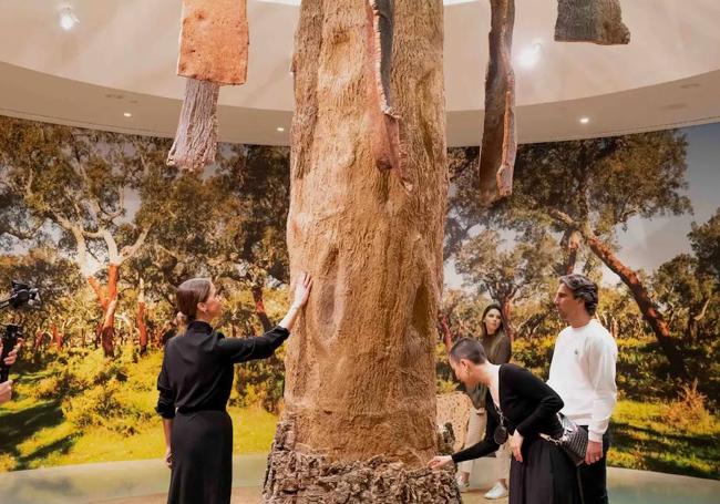 La réplica de un árbol de corcho gigante que adorna la entrada principal del museo.