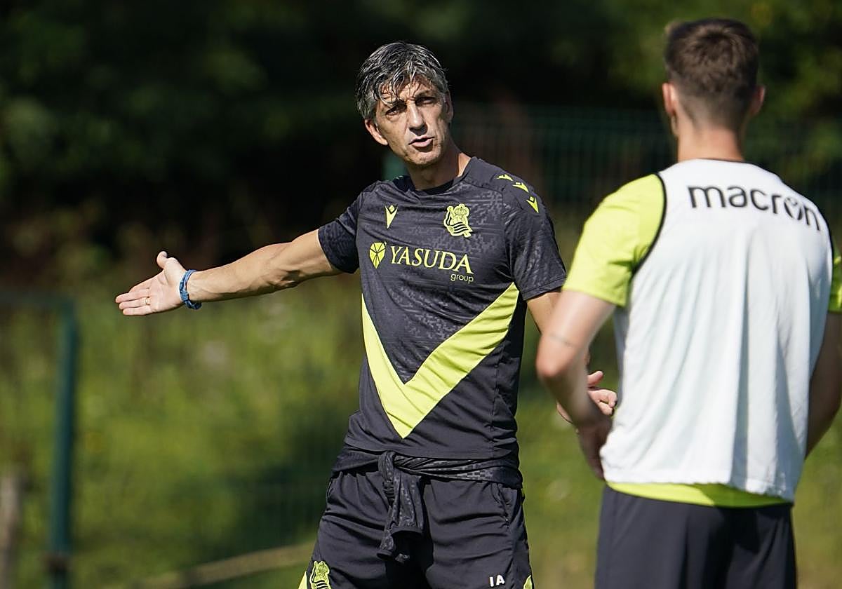 Imanol Alguacil da instrucciones en el último entrenamiento antes de medirse el sábado al Espanyol.