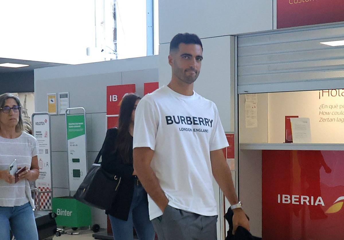 Mikel Merino, este viernes en el aeropuerto de San Sebastián en Hondarribia antes de volar a Londres.