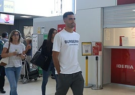 Mikel Merino, este viernes en el aeropuerto de San Sebastián de Hondarribia