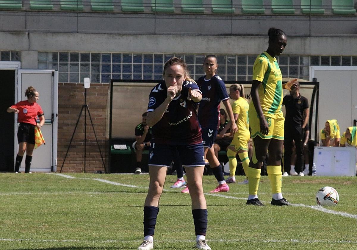 Arene altonaga, capitana armera, manda una dedicación a la cámara tras marcar su gol en Asti.