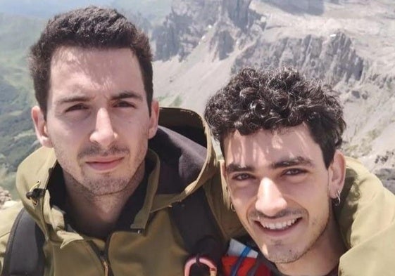 Mikel Etxezarraga y Markel Galdos, los jóvenes guipuzcoanos fallecidos en el Mont Blanc, en una imagen en la montaña.