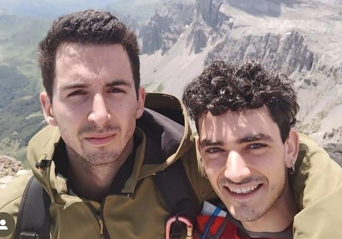 Mikel Etxezarraga y Markel Galdos, los jóvenes guipuzcoanos fallecidos en el Mont Blanc, en una imagen en la montaña.