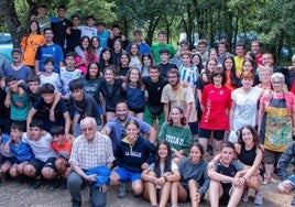 Alumnos, monitores y demás trabajadores aprovecharon una de las tandas del campamento Kanpezu para reconocer la labor ejercida allí por el hermano Juanjo Larrea.