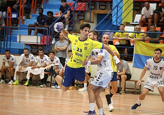 Asier Iribar penetra en la defensa del Pau Billère.