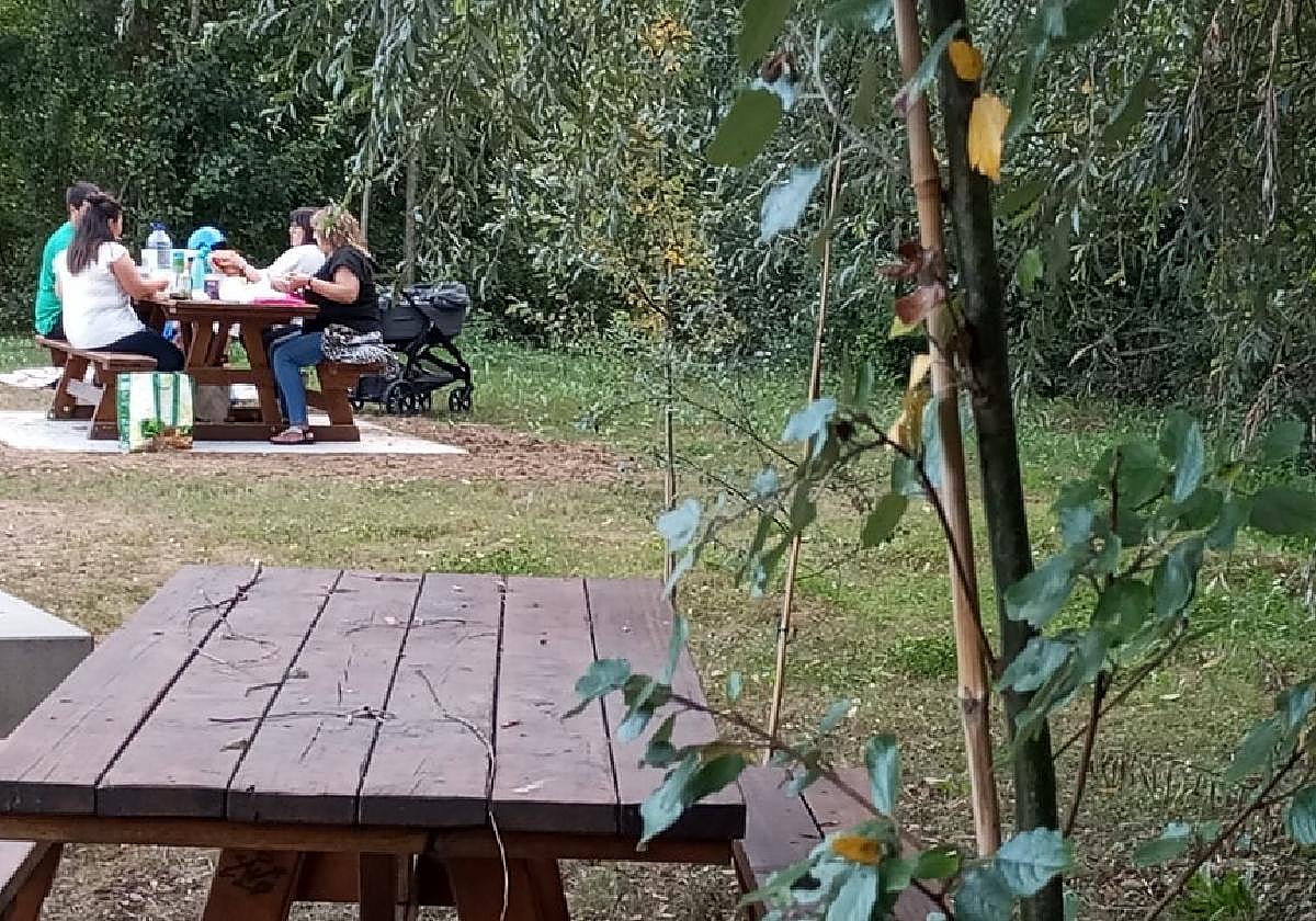 Usabal cuenta con zona de merendero, paseo junto al río, pista de skate y área de pump track, trial y tirolina.