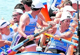 Osertz Alday marca el ritmo de la Lekittarra como ankeko de estribor durante una de las recientes regatas de la Liga Eusko Label