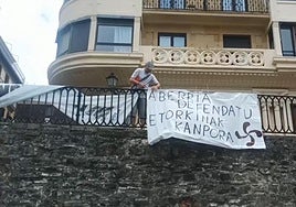 Retiran una pancarta del muelle durante la Aste Nagusia de Donostia.