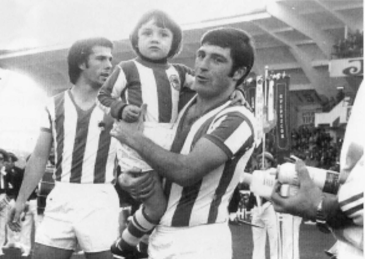 Imagen secundaria 1 - Arriba, Periko, Mikel y Xabi Alonso. En medio, Gaztelu posa con su hijo Agustín Aranzabal. Sobre estas líneas, Agustín Eizagirre con su hijo.