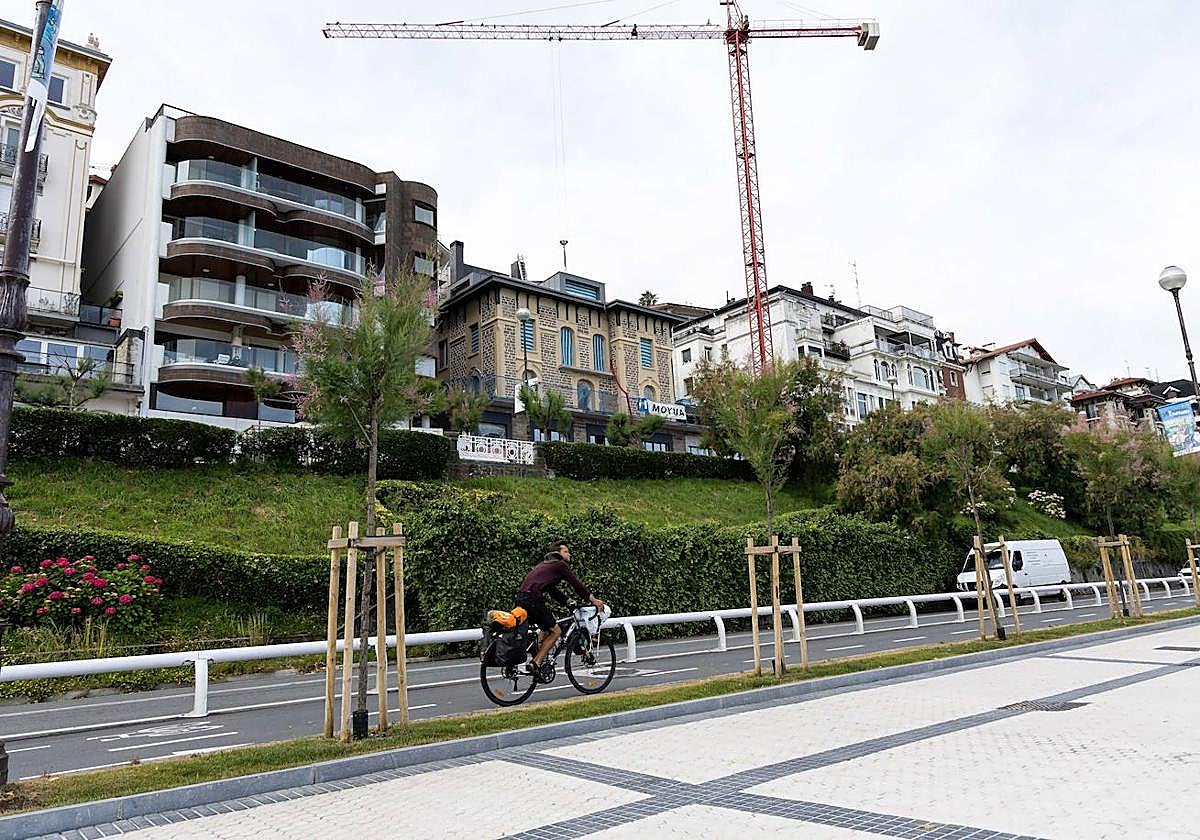 Un ciclista circular por el paseo de Miraconcha, en San Sebastián.