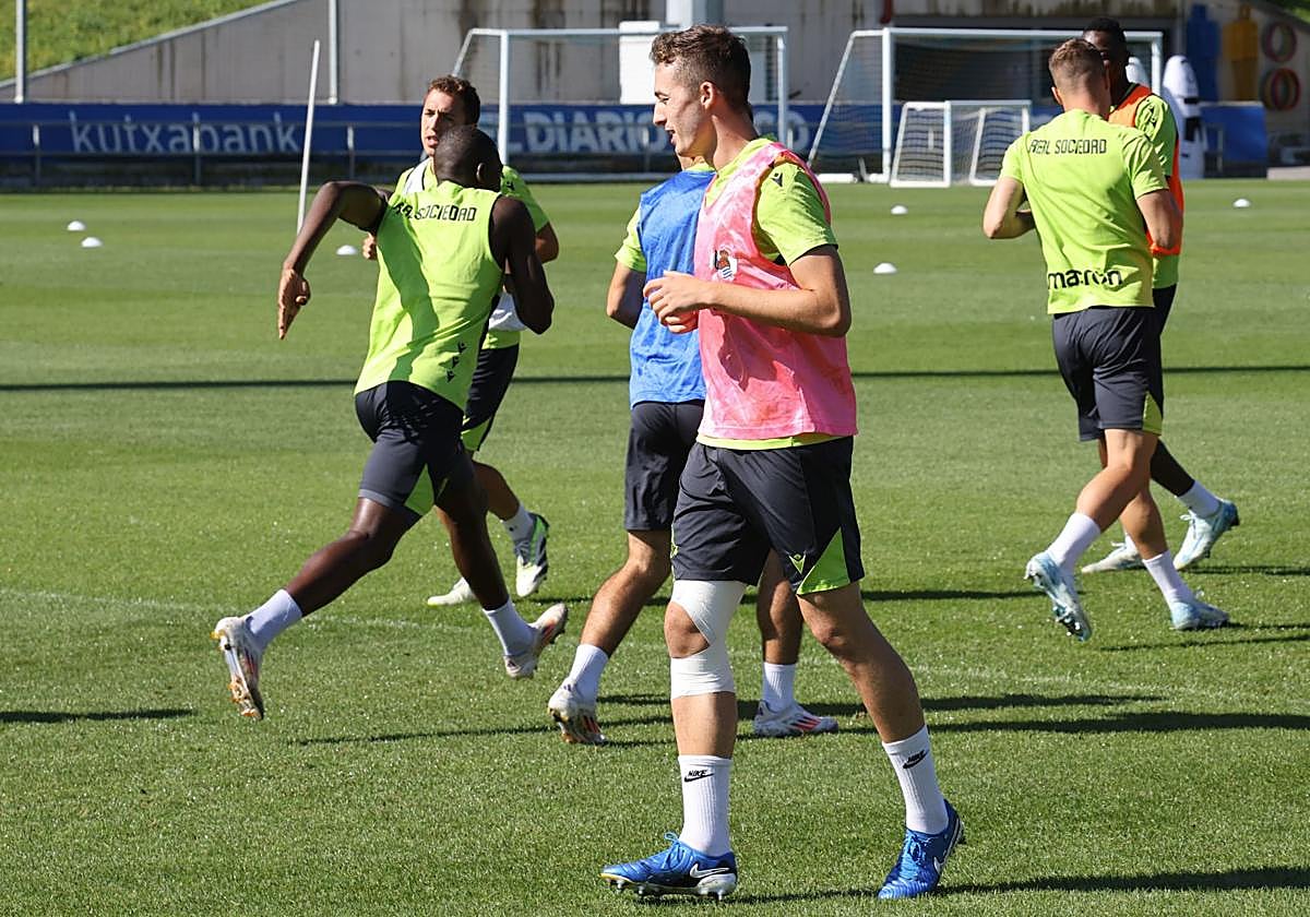 Jon Pacheco entrena con un vendaje en su rodilla derecha.