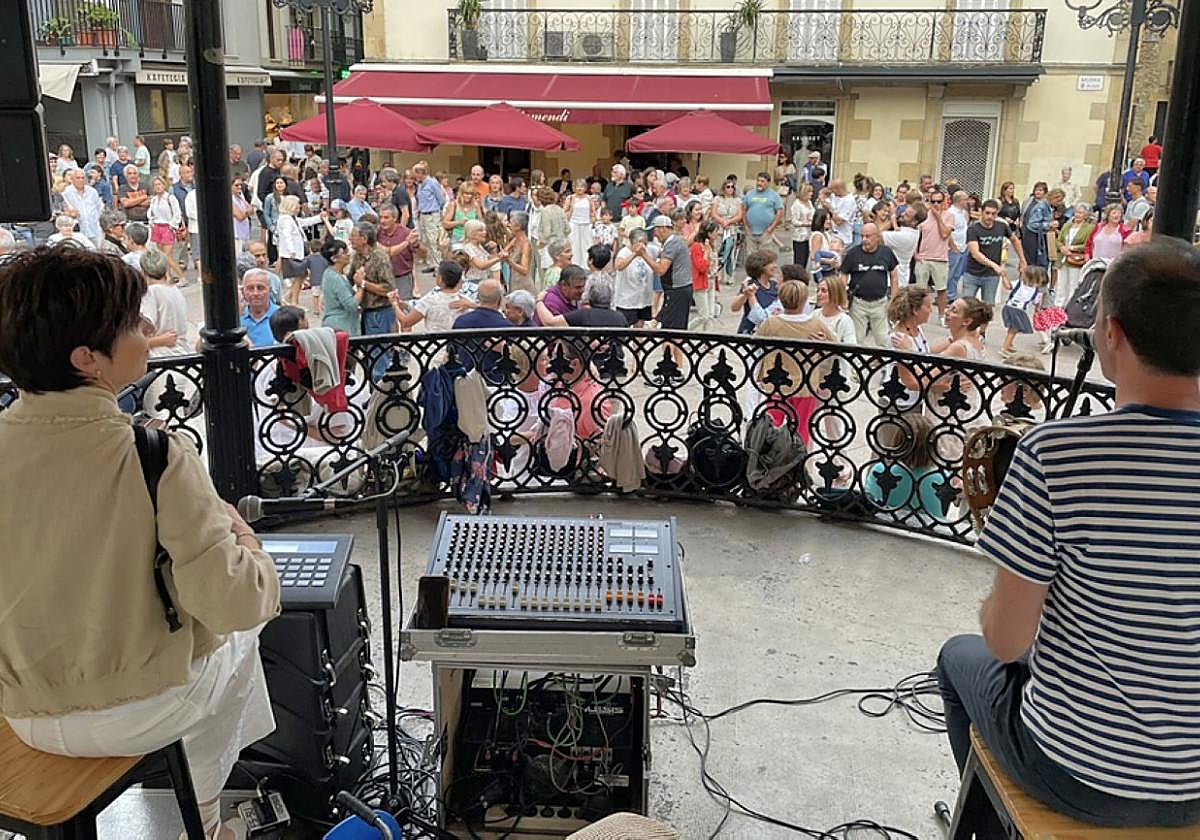 Giro paregabea erromeriarekin Musika Plazan igande honetan.