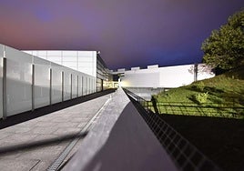 Imagen nocturna del polideportivo de Usabal, que iniciará una nueva etapa mediante un contrato de servicios a dos años a cargo de Kirolzer.