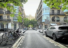 Los comerciantes piden peatonalizar la calle Larramendi en el tramo entre Urbieta y Prim.