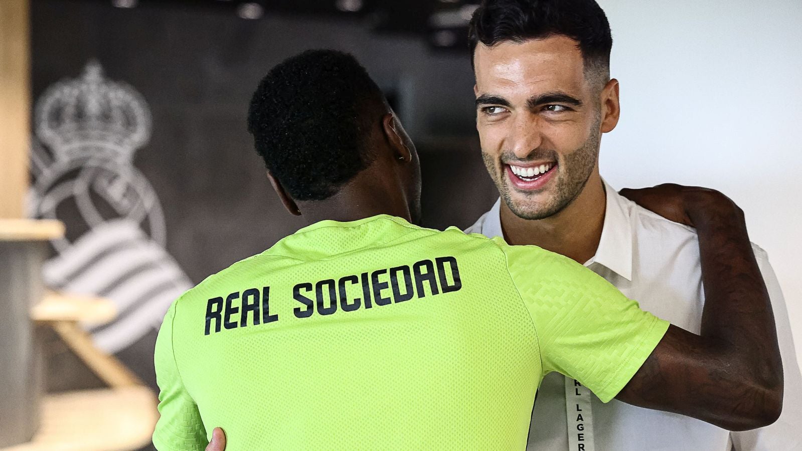 Las imágenes de la despedida de Mikel Merino de sus compañeros