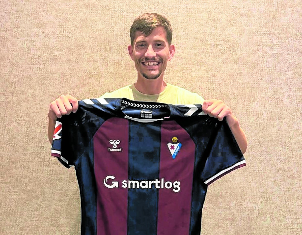 El nuevo jugador armero Toni Villa sostiene la camiseta azulgrana.