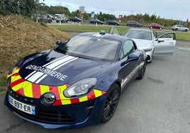 El Alpine110 de la gendarmería tras interceptar al infractor.